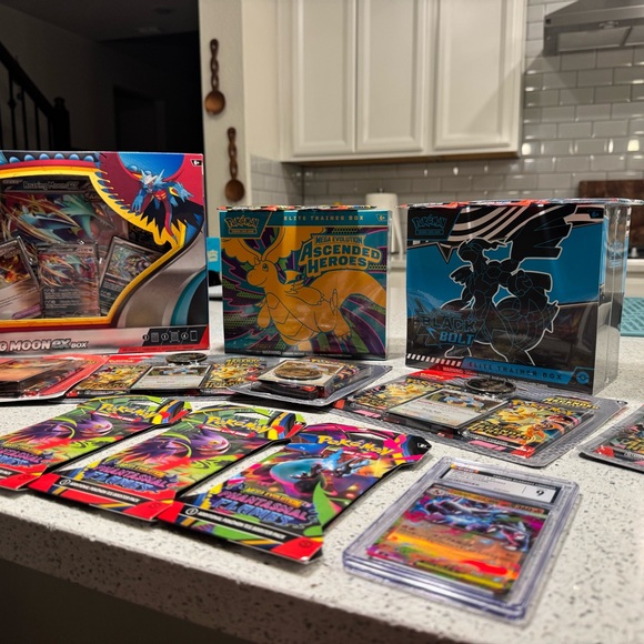 Pokemon LOT - Picture 1 of 3